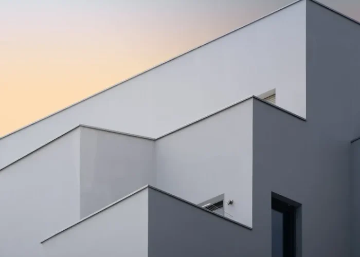 tiro-vertical-angulo-edificio-hormigon-blanco_181624-6640 residencia